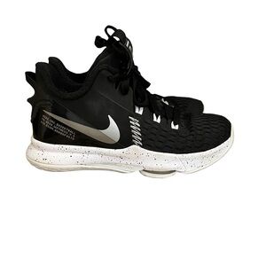 Nike Boys LeBron Witness 5 Basketball Shoes size 4Y